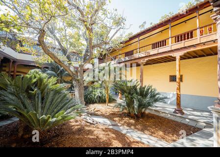 Schöner öffentlicher Hinterhof im Kolonialstil in der Altstadt von La Laguna auf der Insel Tenera Stockfoto