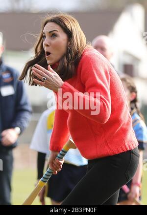 Die Duchess of Cambridge versucht im Salthill Knocknacarra GAA Club in Galway zu schleudern, wo sie mit dem Herzog von Cambridge besucht, um am dritten Tag ihres Besuches in der Republik Irland mehr über den traditionellen Sport zu erfahren. Stockfoto