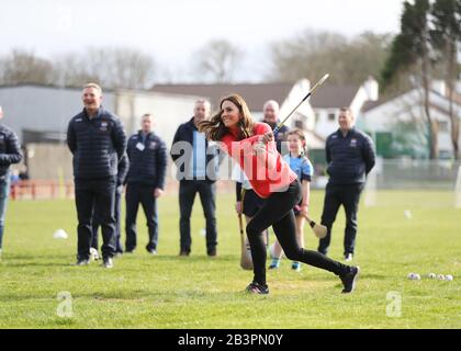 Die Duchess of Cambridge versucht im Salthill Knocknacarra GAA Club in Galway zu schleudern, wo sie mit dem Herzog von Cambridge besucht, um am dritten Tag ihres Besuches in der Republik Irland mehr über den traditionellen Sport zu erfahren. Stockfoto