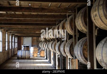 Whiskey-Fässer, die in einem traditionellen Lagerregal in Barton 1792 Distillery.Bardstown.Kentucky.USA gelagert werden Stockfoto