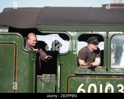 Die Fußplattenbesatzung der Dampflok Flying Scotsman Nummer 60103 schwellen aus der Motorkabine in Nahaufnahme Stockfoto