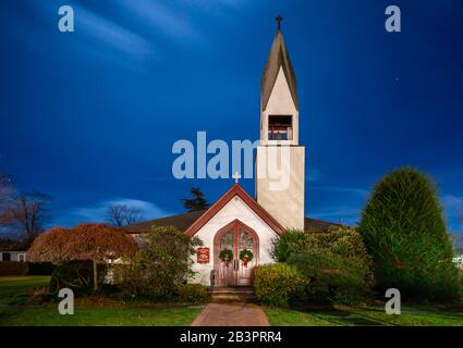 ST Ann's Episcopal Church in der Nacht in Bridgehampton, NY Stockfoto