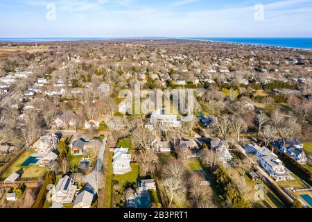 Drohnenbild, das östlich des Hauses in Amagansett, NY blickt Stockfoto