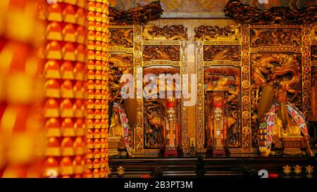 Goldener Altar im Dajia Jenn Lann Tempel mit segnenden Lichtern im Vordergrund in Taiwan Stockfoto