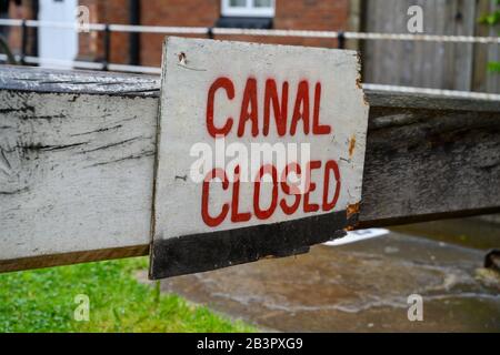 Canal Schließung Zeichen an Marbury Lock in der Nähe von Brücke 22 auf der Llangollen Canal in Cheshire Stockfoto