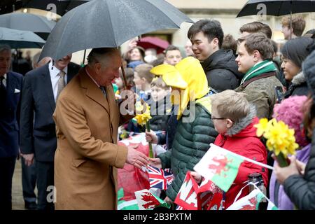 Der Prince of Wales trifft auf Schüler, als er zum Besuch des Jesus College in Oxford kommt, um die Wiedereinstellung des Jesus Chair of Celtic, einer Professur für Celtic Studies an der Universität Oxford, zu erkennen. Stockfoto