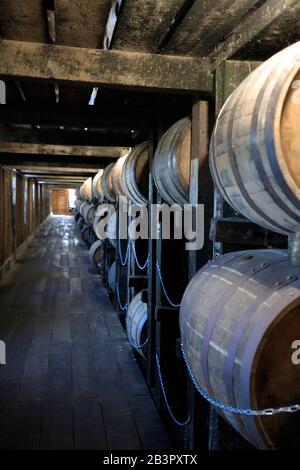 Bourbon Whiskey Fässer im Rickhouse/Rackhouse der Heaven Hill Distillery für den Reifeprozess gelagert.Bardstown.Kentucky.USA Stockfoto