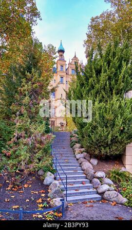 Treppen im Schweriner Schloss mit Blick durch die Bäume im Schlossgarten. Stockfoto