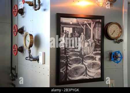 Historische Fotografie von Heaven Hill Distillery mit alten Ventilen und Metern geschmückt die Wand der Verkostung Zentrum in Bourbon Heritage Centre.Heaven Hill Distillery.Bardstown.Kentucky.USA Stockfoto