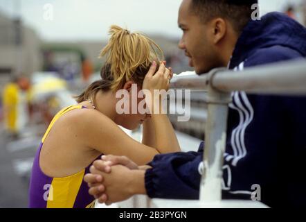 Austin Texas USA, um 1997: College-Coach spricht bei den Texas Relays mit einer emotionalen und enttäuschten Sportlerin. ©Bob Daemmrich Stockfoto