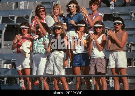 Austin Texas USA, um 1988: College-Frauen jubeln bei Outdoor-Sportveranstaltungen. ©Bob Daemmrich Stockfoto