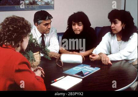 Austin Texas USA, 1988: Die hispanische Mutter und ihr Vater kommen zu ihrer Tochter im Büro ihres High School Counselors, um Familienfragen zu besprechen. ©Bob Daemm Stockfoto