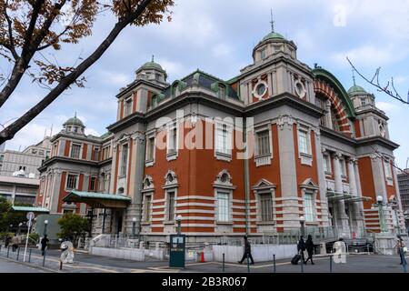 Öffentliche Halle der Innenstadt von Osaka in Nakanoshima, Japan. Mittlere Aufnahme, Augenhöhe Stockfoto