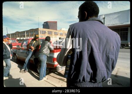 Austin Texas USA, um 1988: Tagelöhner warten auf dem Parkplatz in der Innenstadt in der Hoffnung, einige Niedriglohnarbeitsplätze pro Stunde zu finden. ©Bob Daemmrich Stockfoto