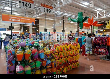 Strandspielzeuge werden in Walmart, Acapulco, Mexiko verkauft Stockfoto