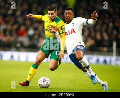 London, ENGLAND - 04. MÄRZ: Emi Buendia von Norwich City und Steven Bergwijn von Tottenham Hotspur während des Fünften Runden Matches des Emirates FA Cup zwischen Totten Stockfoto