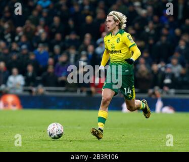 London, ENGLAND - 04. MÄRZ: Todd Cantwell von Norwich City im Rahmen des Fünften Runden Matches des Emirates FA Cup zwischen Tottenham Hotspur und Norwich City im Einsatz Stockfoto