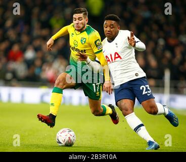 London, ENGLAND - 04. MÄRZ: Emi Buendia von Norwich City und Steven Bergwijn von Tottenham Hotspur während des Fünften Runden Matches des Emirates FA Cup zwischen Totten Stockfoto