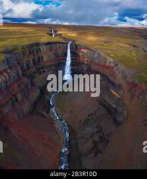 Luftaufnahme des Hengifoss Wasserfalls in Ostisland Stockfoto