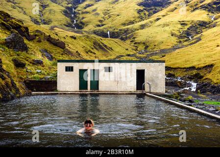 Geothermisches Schwimmbad Seljavallalaug im Süden Islands Stockfoto