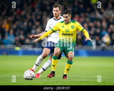 London, ENGLAND - 04. MÄRZ: Emi Buendia von Norwich City und Jan Vertonghen von Tottenham Hotspur während des Fünften Runden Matches des Emirates FA Cup zwischen Tottenh Stockfoto