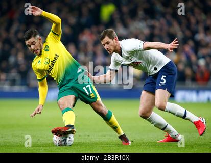 London, ENGLAND - 04. MÄRZ: Emi Buendia von Norwich City und Jan Vertonghen von Tottenham Hotspur während des Fünften Runden Matches des Emirates FA Cup zwischen Tottenh Stockfoto