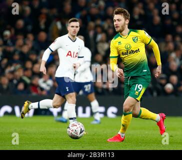 London, ENGLAND - 04. MÄRZ: Tom Trybull von Norwich City im Einsatz während des Fünften Runden Matches des Emirates FA Cup zwischen Tottenham Hotspur und Norwich City o Stockfoto