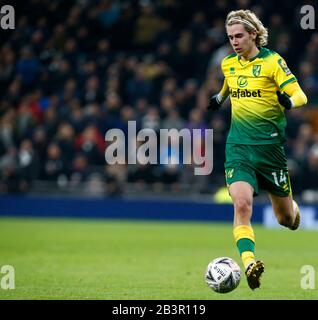 London, ENGLAND - 04. MÄRZ: Todd Cantwell von Norwich City im Rahmen des Fünften Runden Matches des Emirates FA Cup zwischen Tottenham Hotspur und Norwich City im Einsatz Stockfoto