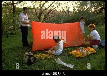 Austin Texas USA, um 1989: Hispanische Familie, die während des Campingausflugs ein Zelt aufstellte. HERR ©Bob Daemmrich Stockfoto