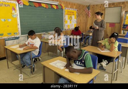 Austin Texas USA um 1997: Viertklässler nehmen im Klassenzimmer an einem Pop-Quiz Teil. ©Bob Daemmrich Stockfoto