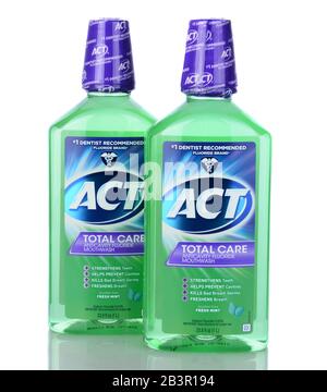 Irvine, CA - 05. Januar 2014: Zwei Flaschen ACT Total Care Anticavity Mouthwash. Zwei 1-Liter-Flaschen Mundhygiene mit Fluorid. Stockfoto