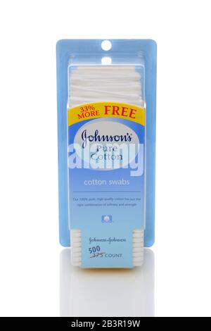 Irvine, CA - 12. DEZEMBER 2014: Johnson & Johnson Wattestäbchen. Johnson & Johnson, gegründet im Jahr 1886, macht Medizinprodukte, Pharmazeutik und Konsumgüter Stockfoto