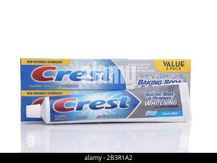 Irvine, KALIFORNIEN - 22. JANUAR 2017: Crest Whitening Toothpaste. Crest von Proctor and Gamble ist ein führender Hersteller von Mundhygieneprodukten. Stockfoto