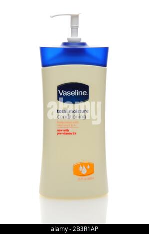 Eine 20-oz-Pumpenflasche mit Vaseline Total Moisture Conditioning Lotion auf weißem Hintergrund. Stockfoto