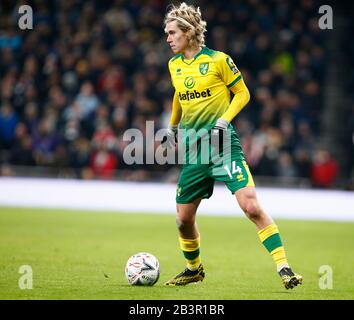 London, ENGLAND - 04. MÄRZ: Todd Cantwell von Norwich City im Rahmen des Fünften Runden Matches des Emirates FA Cup zwischen Tottenham Hotspur und Norwich City im Einsatz Stockfoto