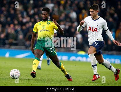 London, ENGLAND - 04. MÄRZ: Alexander Tettey von Norwich City und Erik Lamela von Tottenham Hotspur während des Fünften Runden Matches des Emirates FA Cup zwischen Totte Stockfoto