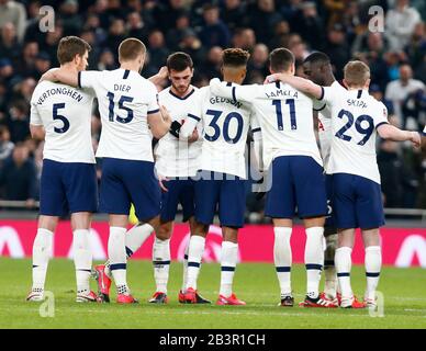 London, ENGLAND - 04. MÄRZ: Troy Parrott von Tottenham Hotspur wurde niedergeschlagen, nachdem er seine Strafe vermisst hatte und von seinen Teamkollegen während Emirates FA getröstet wurde Stockfoto