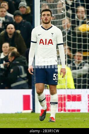 London, ENGLAND - 04. MÄRZ: Troy Parrott von Tottenham Hotspur wurde niedergeschlagen, nachdem er sein Penaltydure Emirates FA Cup Fünftes Spiel in der Runde zwischen Totte verpasst hatte Stockfoto