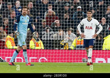 London, ENGLAND - 04. MÄRZ: Erik Lamela von Tottenham Hotspur verpasste seinen Elfmeter während der Fünften Runde des Emirates FA Cup zwischen Tottenham Hotspur und Stockfoto