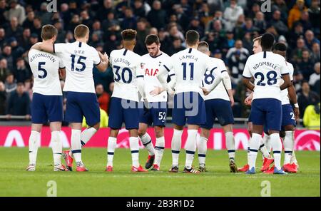 London, ENGLAND - 04. MÄRZ: Troy Parrott von Tottenham Hotspur wurde niedergeschlagen, nachdem er seine Strafe vermisst hatte und von seinen Teamkollegen während Emirates FA getröstet wurde Stockfoto