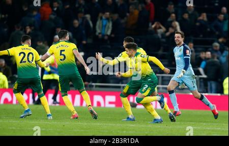 London, ENGLAND - 04. MÄRZ: Tim Krul von Norwich City feiert Norwich nach dem fünften Spiel des Emirates FA Cup zwischen Tottenham Hotspur und Norwic Stockfoto