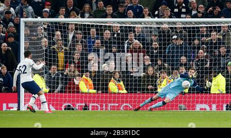 London, ENGLAND - 04. MÄRZ: Troy Parrott von Tottenham Hotspur verpasste seinen Elfmeter und rettete durch Tim Krul von Norwich City während des Emirates FA Cup Fifth Roun Stockfoto