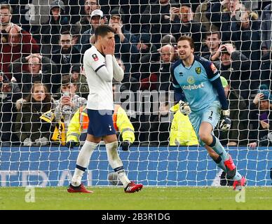 London, ENGLAND - 04. MÄRZ: Erik Lamela von Tottenham Hotspur verpasste seinen Elfmeter während der Fünften Runde des Emirates FA Cup zwischen Tottenham Hotspur und Stockfoto