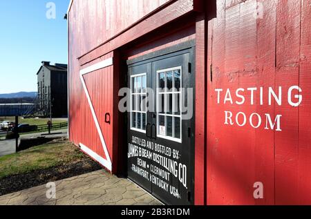 Weinverkostungsraum mit roter Scheune und einem Fässelager im Hintergrund.Jim Beam Destillerie.Clermont.Kentucky.USA Stockfoto