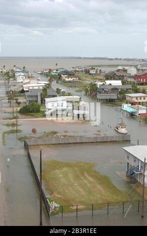 Surfside Beach, Texas, USA, 23. September 2005: Sturmflut durch Hurrikan Rita zerstoßt diese Strandgemeinde in Brazoria County am frühen Nachmittag des Freitags, bevor der Hurrikan landeinstürzt. ©Bob Daemmrich Stockfoto