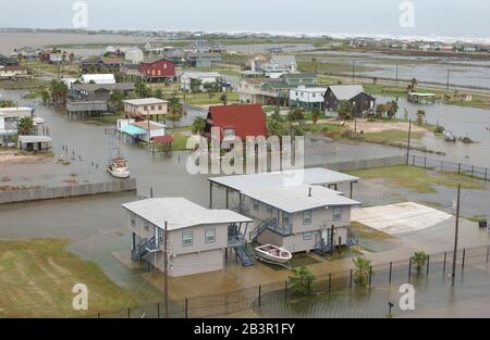 Surfside Beach, Texas, USA, 23. September 2005: Sturmflut durch Hurrikan Rita zerstoßt diese Strandgemeinde in Brazoria County am frühen Nachmittag des Freitags, bevor der Hurrikan landeinstürzt. ©Bob Daemmrich Stockfoto