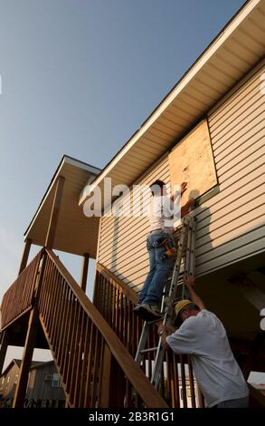 Matagorda, Texas 22. September 2005: Bewohner einer texanischen Küstenunterteilung an der Spitze der Matagorda Bay steigen in ein Haus ein, um sich auf den Landfall des Hurrakidisten Rita vorzubereiten. ©Bob Daemmrich Stockfoto