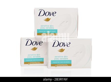 Irvine, KALIFORNIEN - 20. AUGUST 2019: Drei Schachteln Dove Beauty Bar mit feuchtigkeitsspendende Creme für empfindliche Haut. Stockfoto