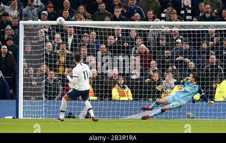 London, ENGLAND - 04. MÄRZ: Erik Lamela von Tottenham Hotspur verpasste seinen Elfmeter während der Fünften Runde des Emirates FA Cup zwischen Tottenham Hotspur und Stockfoto