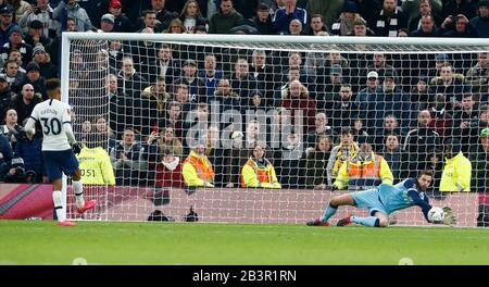 London, ENGLAND - 04. MÄRZ: Tottenham Hotspur's Gedson Fernandes verpasste seinen Elfmeter und rettete von Tim Krul von Norwich City während des Emirates FA Cup Fünfter Stockfoto